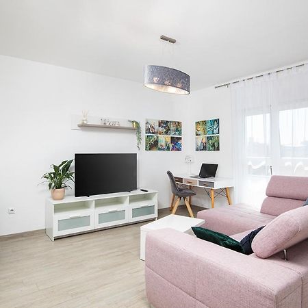Stylish City Stay With Balcony & Free Parking Pula Ngoại thất bức ảnh