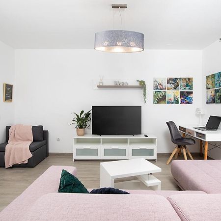 Stylish City Stay With Balcony & Free Parking Pula Ngoại thất bức ảnh