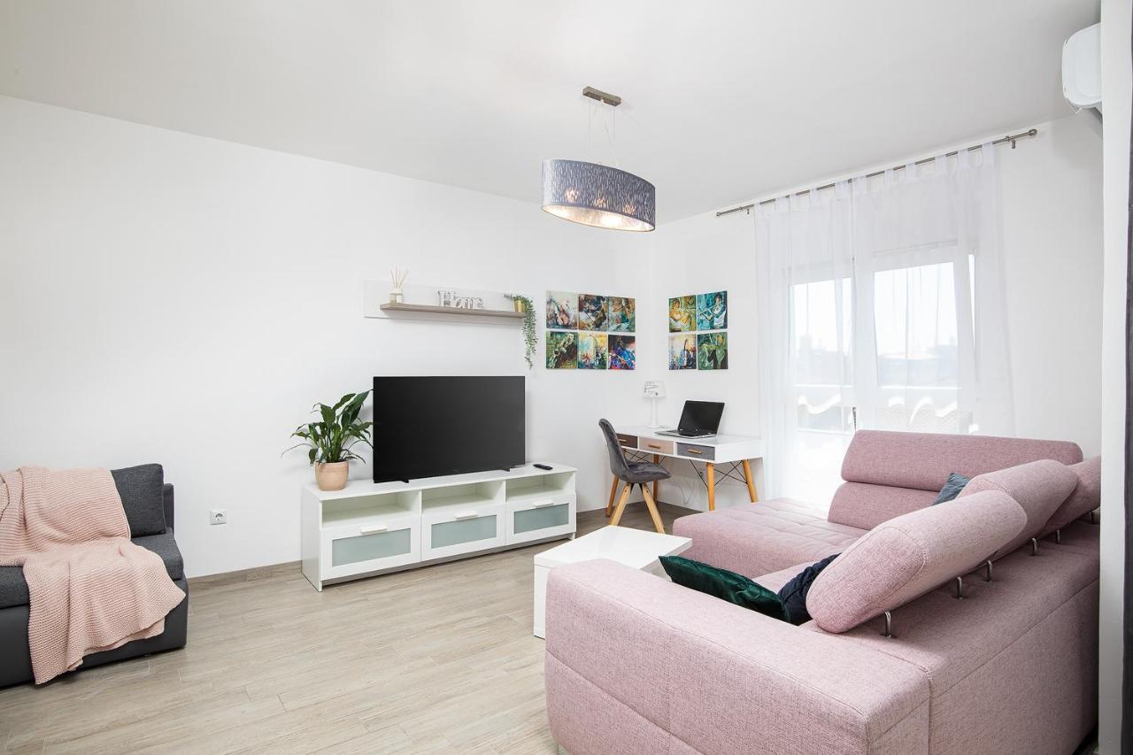 Stylish City Stay With Balcony & Free Parking Pula Ngoại thất bức ảnh