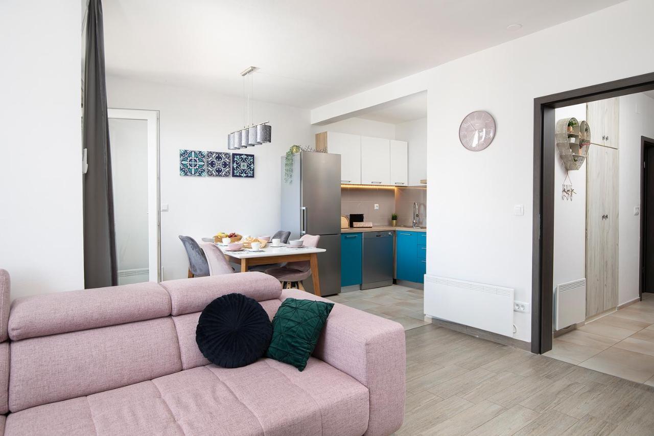 Stylish City Stay With Balcony & Free Parking Pula Ngoại thất bức ảnh