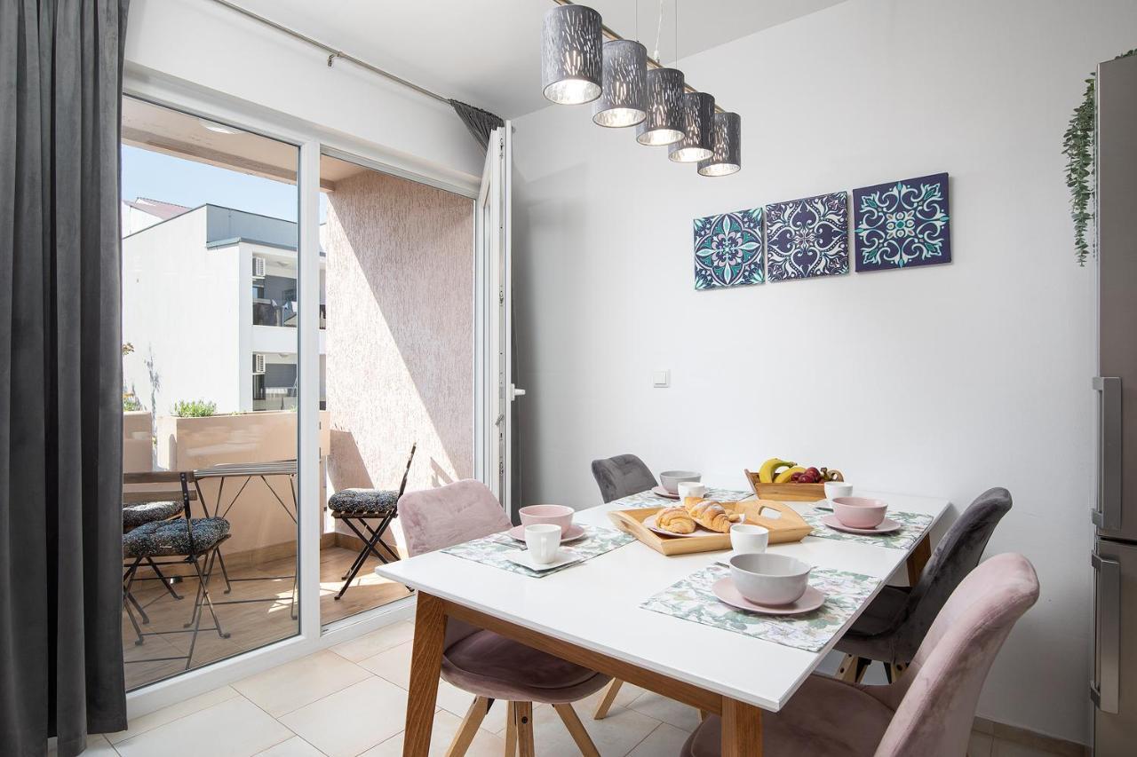 Stylish City Stay With Balcony & Free Parking Pula Ngoại thất bức ảnh