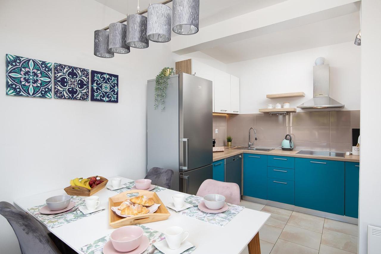 Stylish City Stay With Balcony & Free Parking Pula Ngoại thất bức ảnh