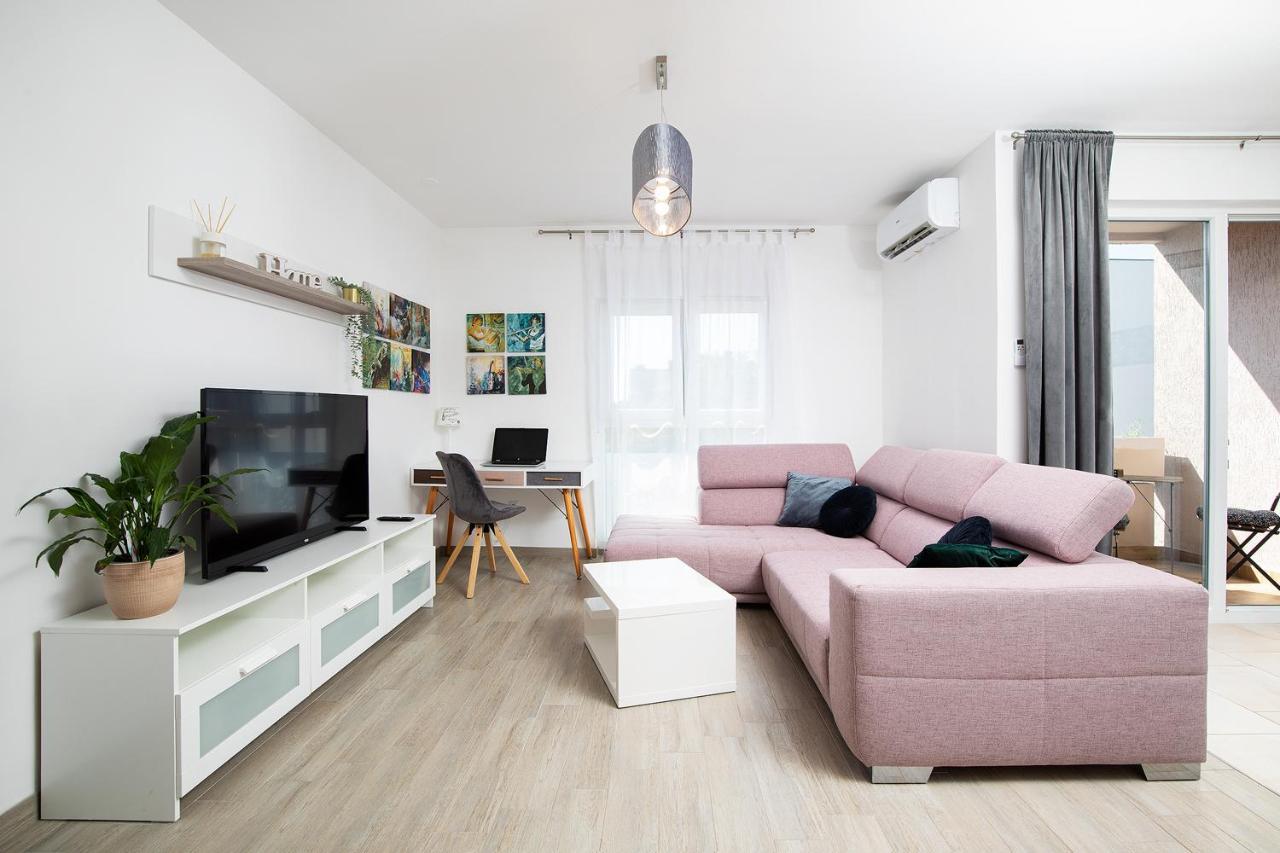 Stylish City Stay With Balcony & Free Parking Pula Ngoại thất bức ảnh