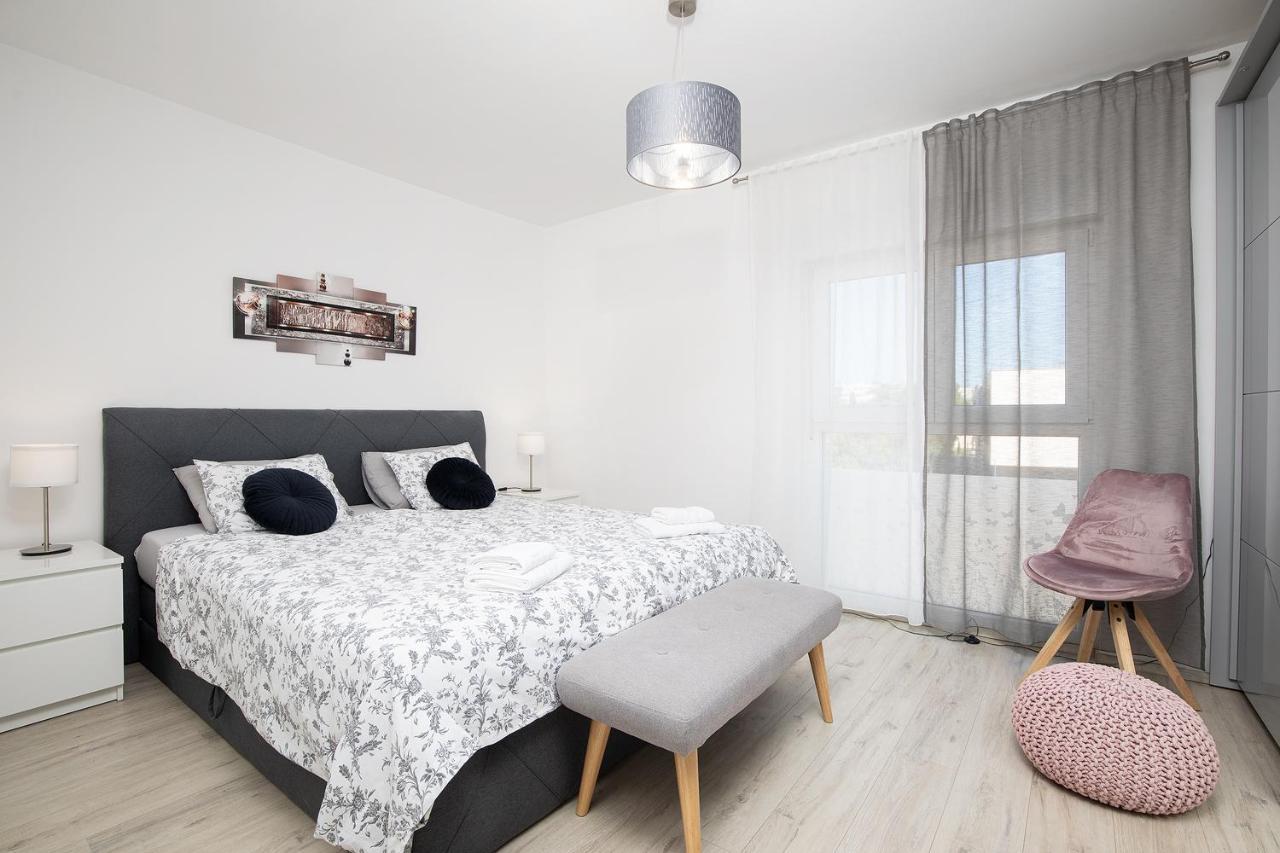 Stylish City Stay With Balcony & Free Parking Pula Ngoại thất bức ảnh