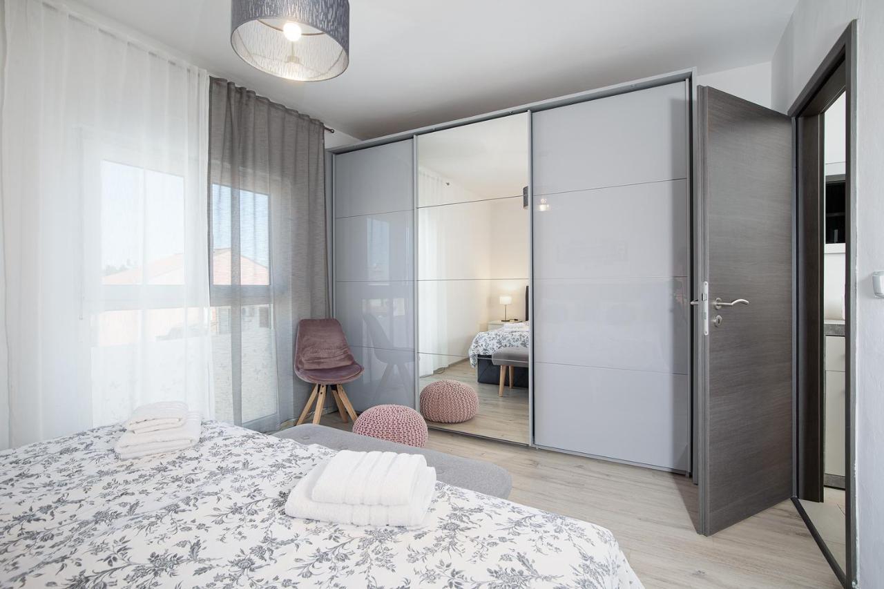 Stylish City Stay With Balcony & Free Parking Pula Ngoại thất bức ảnh