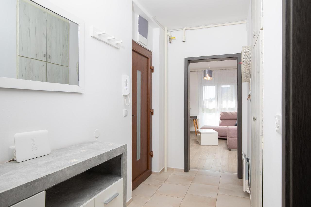 Stylish City Stay With Balcony & Free Parking Pula Ngoại thất bức ảnh