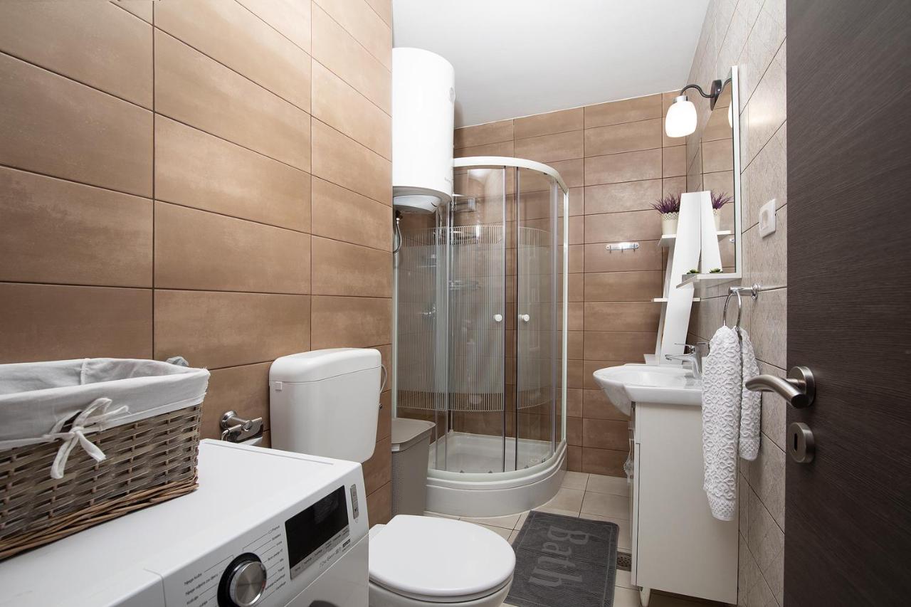Stylish City Stay With Balcony & Free Parking Pula Ngoại thất bức ảnh