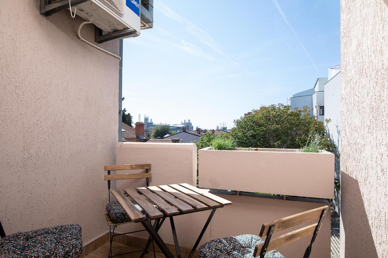 Stylish City Stay With Balcony & Free Parking Pula Ngoại thất bức ảnh